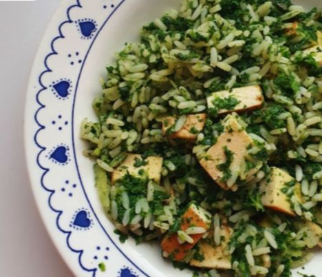 Arroz con espinacas y tofu ahumado